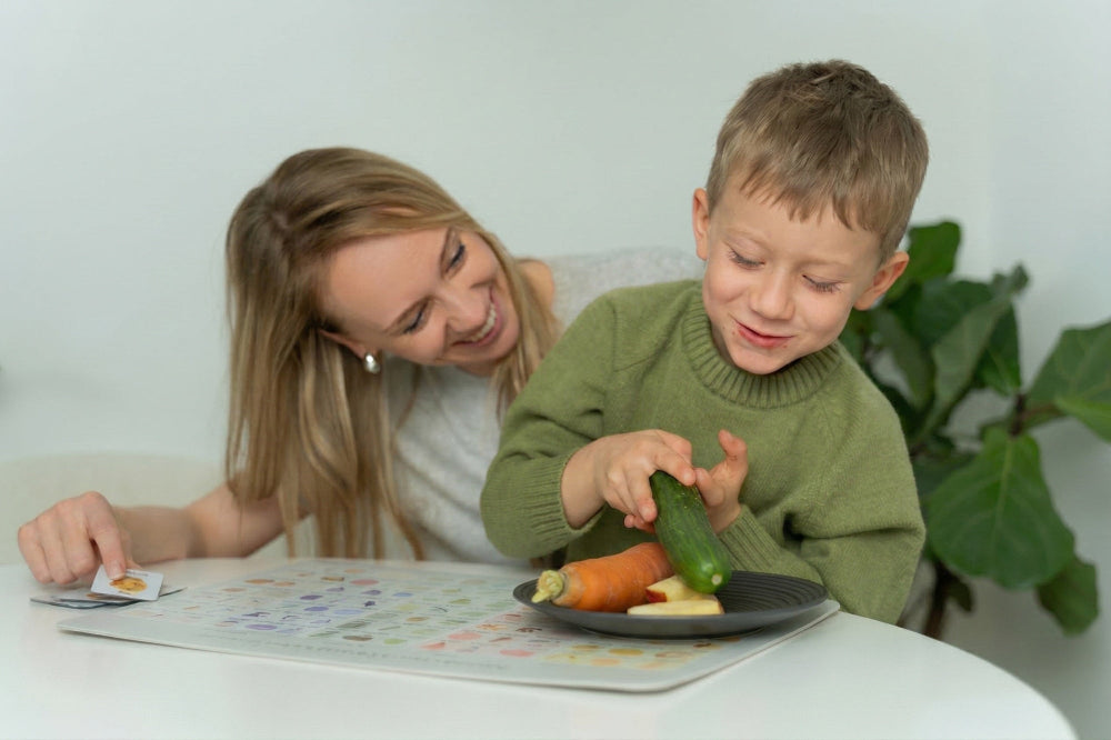 Mutter und Kind am Esstisch mit Mealomat Platzset – spielerische Ernährungsbildung nach Montessori.