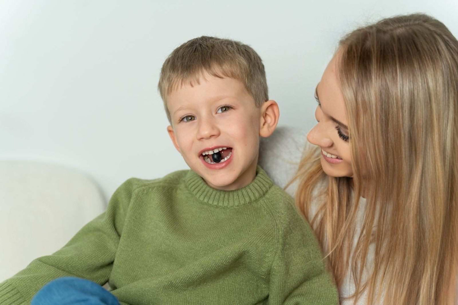 Lachendes Kind und Frau entdecken das Mealomat System – Ein Montessori-inspiriertes Erlebnis für mehr Spaß an Vielfalt in der Küche.