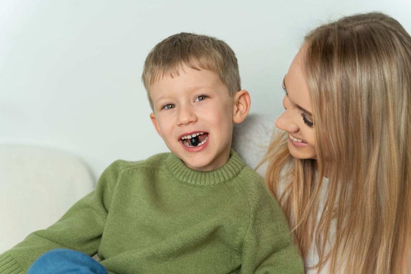 Kind und Mutter entdecken gemeinsam lachend gesunde Lebensmittel, gesunde Gewohnheiten als Geschenk