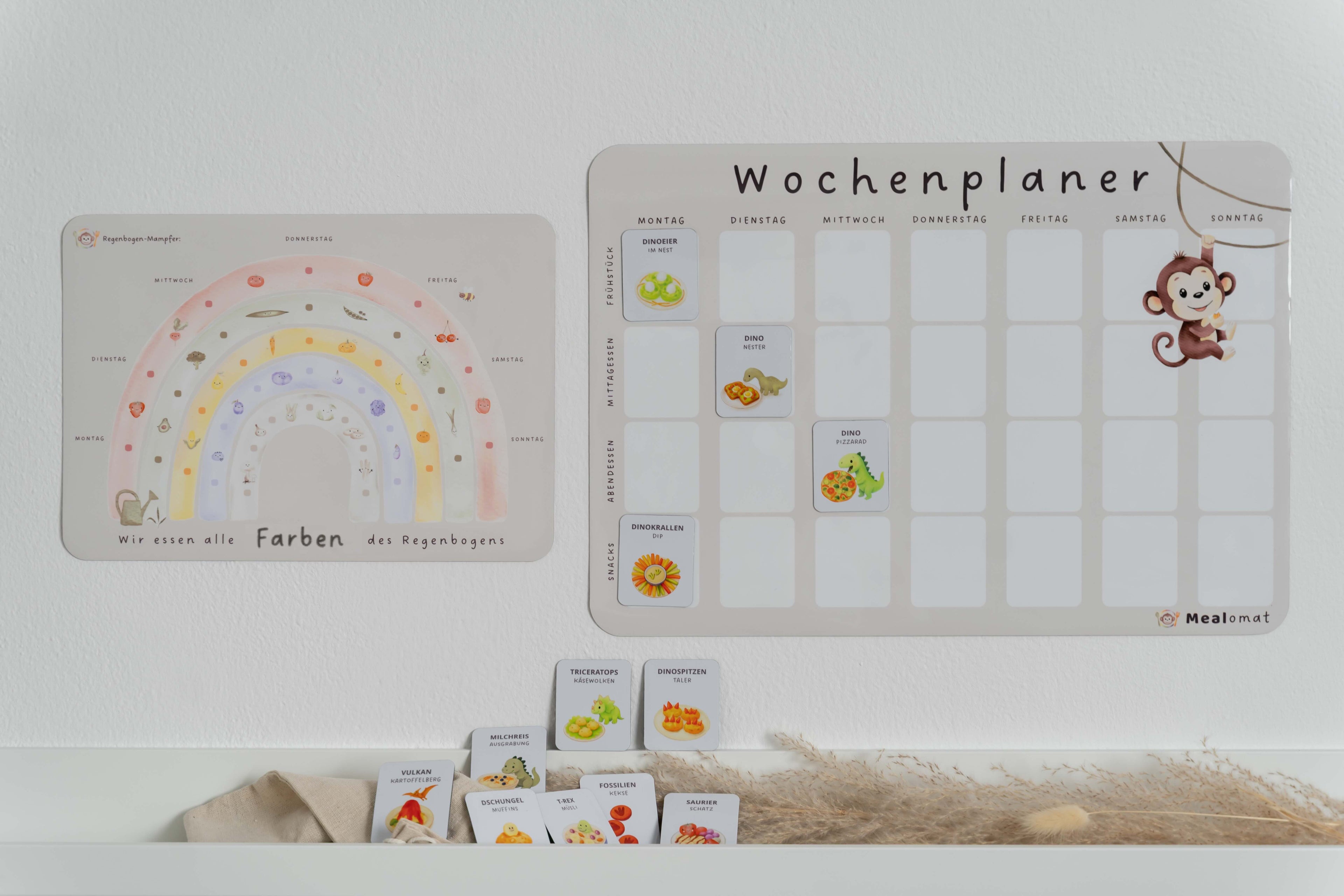 Mealomat Dinosaurier-Rezeptmagnete am Wochenplaner – spielerische Einbindung von Kindern in die Küche.