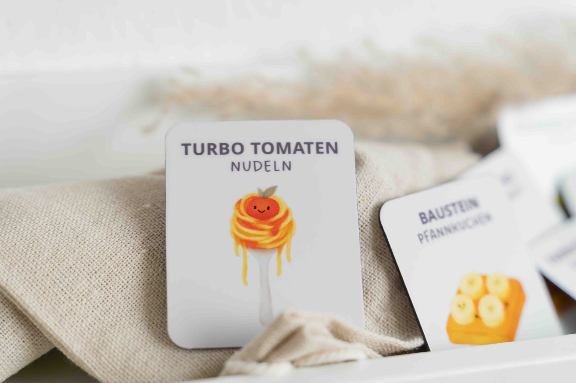 Magnetische Rezepttafel „Turbo-Tomaten-Nudeln“ von Mealomat – Ein pädagogisches Detail für die schnelle und gesunde Wochenplanung mit Kindern.