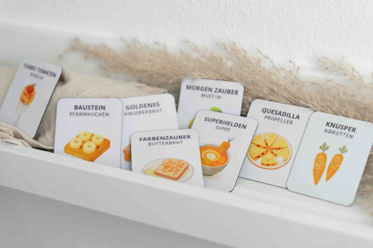 Mealomat Turborezepte-Set im Regal – Rezeptkarten zur Förderung der Autonomie beim Essen nach Montessori.