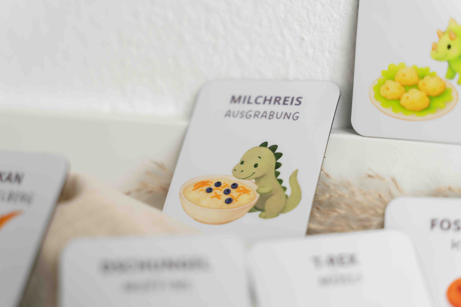 Magnetische Dinosaurier-Rezepttafeln von Mealomat – Robustes und liebevoll gestaltetes Zubehör für die spielerische Familienküche.