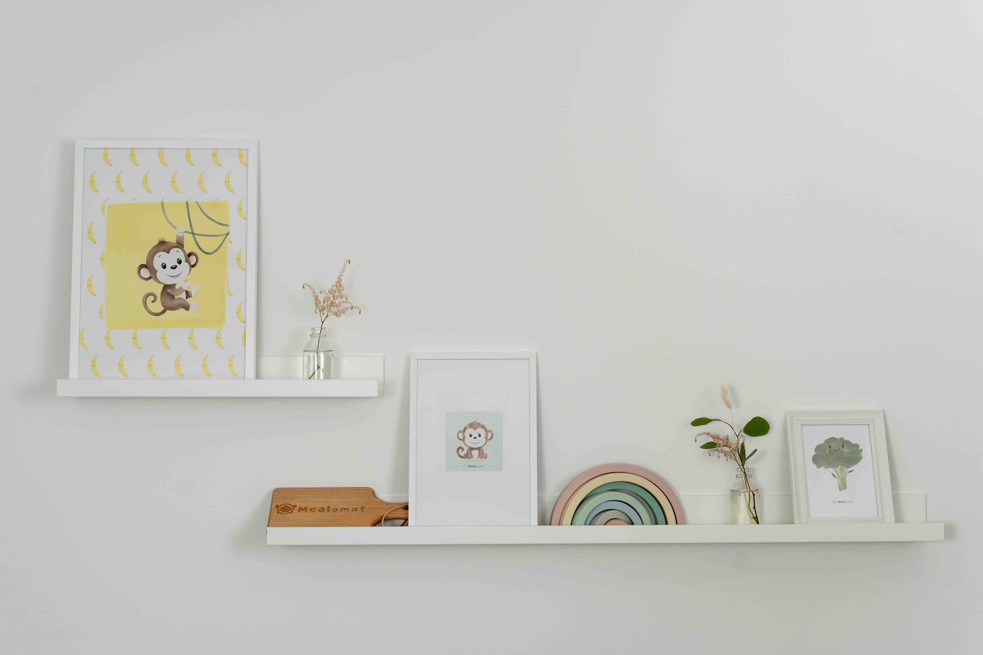 Mealomat Zimmer-Galerie mit Mealo-Poster und Bananen – Maskottchen motiviert zur gelben Farbgruppe.
