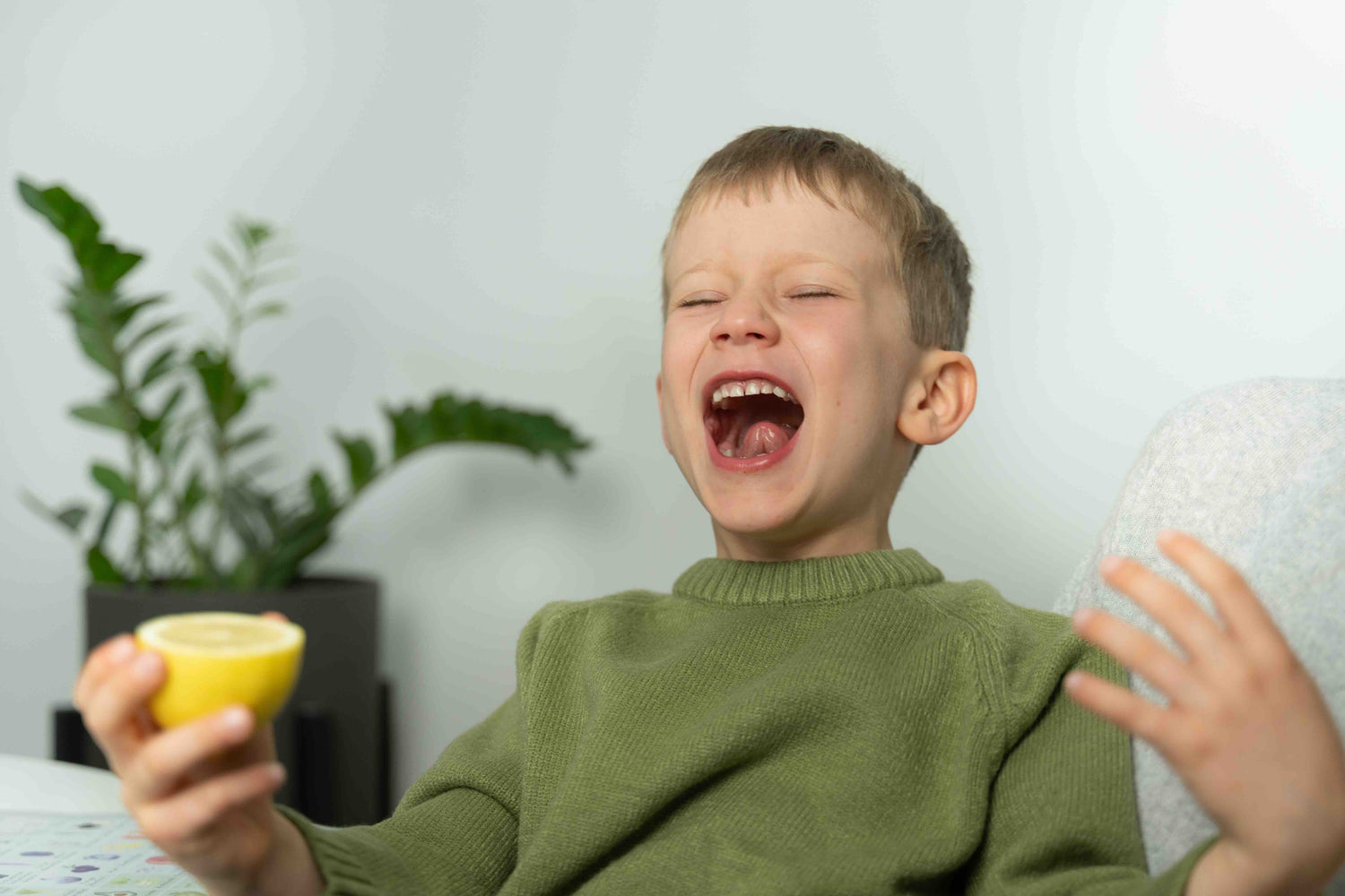 Glückliches Kind mit Zitrone – Freude an gesunder Ernährung und Vielfalt entdecken mit dem Mealomat System.