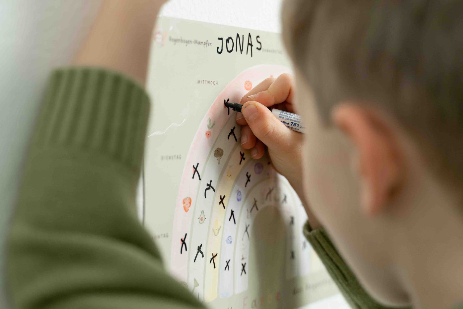 Montessori-Material für die Ernährung: Der Mealomat Regenbogentracker an der Wand bietet Kindern eine klare visuelle Orientierung für eine abwechslungsreiche Kost.