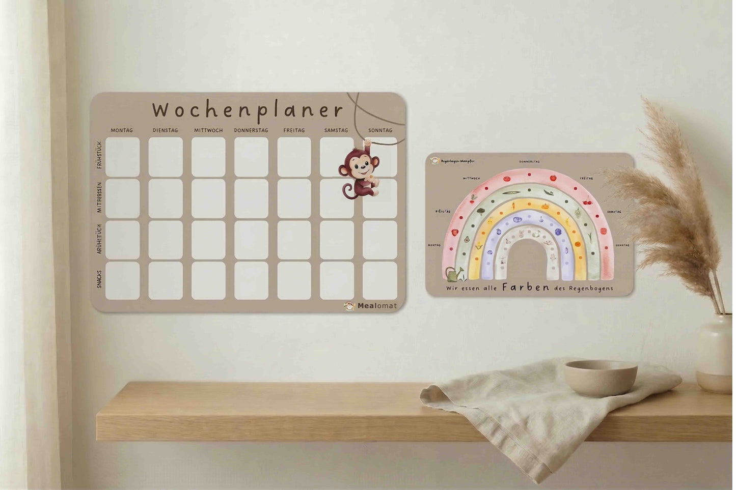 Mealomat Set in Hafer-Mocca: Magnetischer A3 Wochenplaner kombiniert mit dem A4 Regenbogentracker an einer weißen Wand – das ganzheitliche Montessori-System für gesunde Ernährung in der Familie.