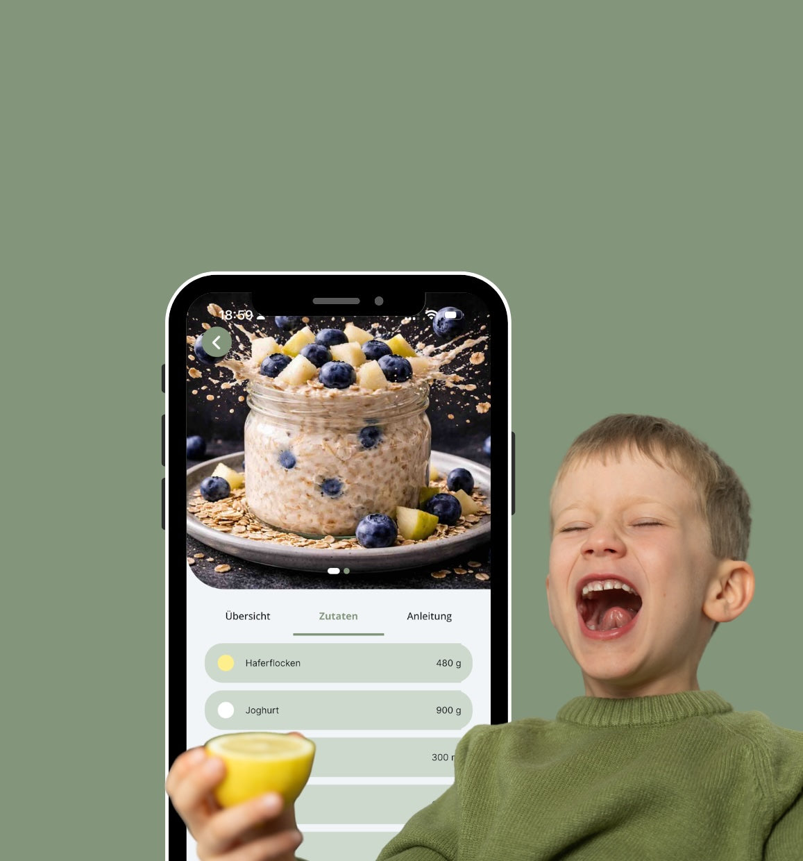 Ein herzhaft lachendes Kind hält eine gelbe Zitronenhälfte in der Hand, während im Hintergrund ein Smartphone die Mealomat-App zeigt. Auf dem Display ist ein gesundes Rezept für Overnight Oats mit Blaubeeren zu sehen, inklusive der Zutatenliste für Haferflocken und Joghurt. Das Bild vermittelt puren Spaß und Begeisterung bei der Zubereitung von gesunden Mahlzeiten für die ganze Familie mit Mealomat.