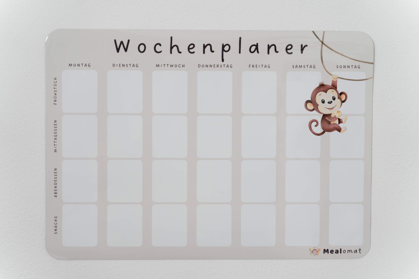 Mealomat A3 Wochenplaner an weißer Wand – selbsthaftende Magnetfolie für strukturierte Familienplanung.